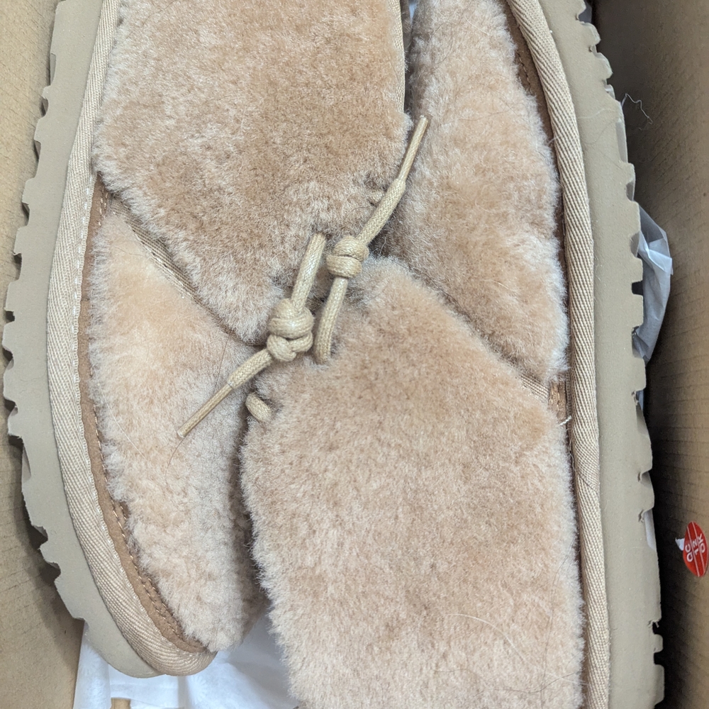 EUC UGG Neumel Cozy - Picture 6 of 7